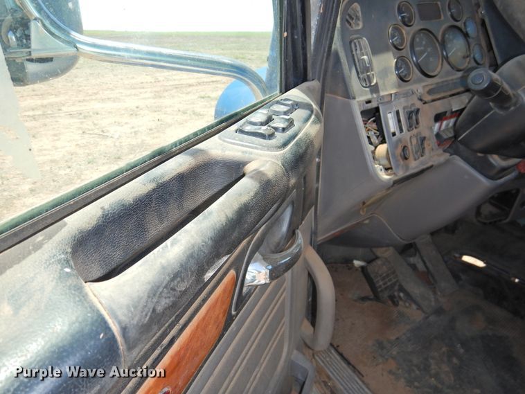 image for item DI0219 2010 Peterbilt 384  semi truck