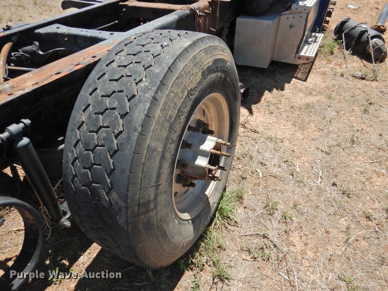 image for item DI0219 2010 Peterbilt 384  semi truck