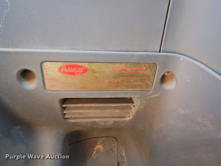 image for item DI0219 2010 Peterbilt 384  semi truck