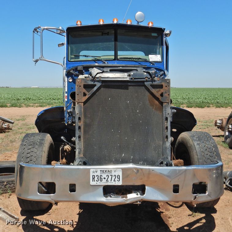 image for item DI0220 2009 Peterbilt 384  semi truck