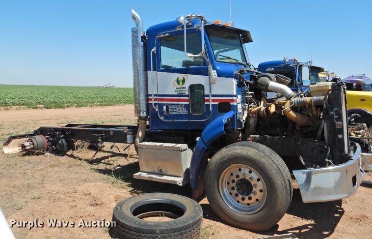 image for item DI0220 2009 Peterbilt 384  semi truck