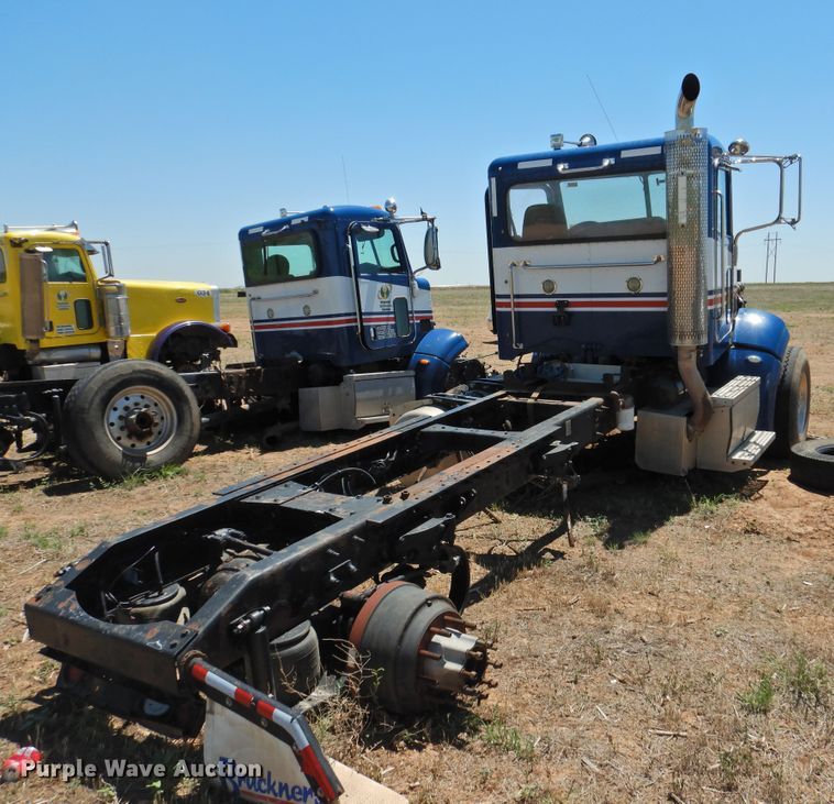 image for item DI0220 2009 Peterbilt 384  semi truck