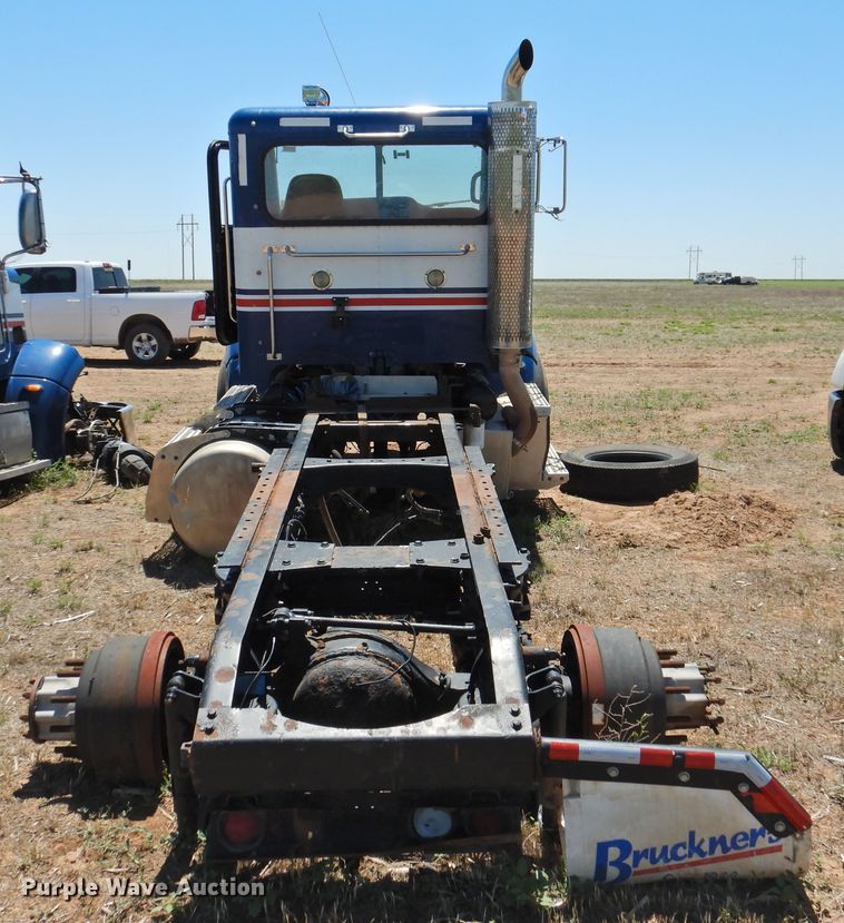 image for item DI0220 2009 Peterbilt 384  semi truck