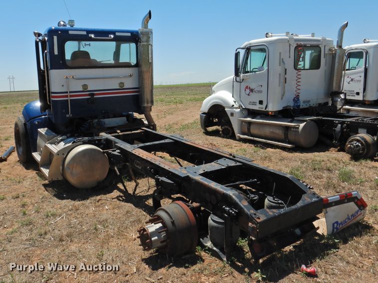 image for item DI0220 2009 Peterbilt 384  semi truck