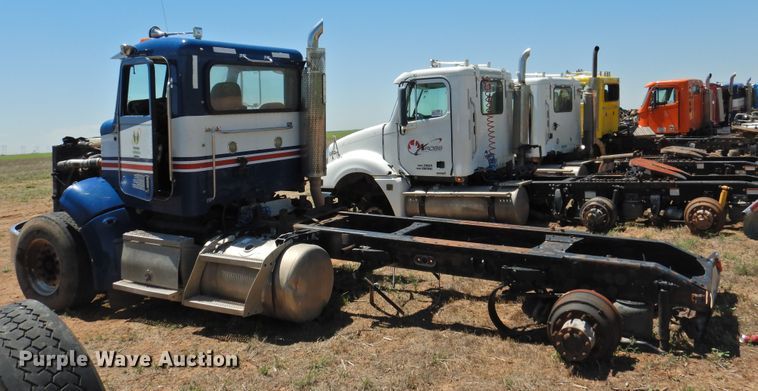 image for item DI0220 2009 Peterbilt 384  semi truck