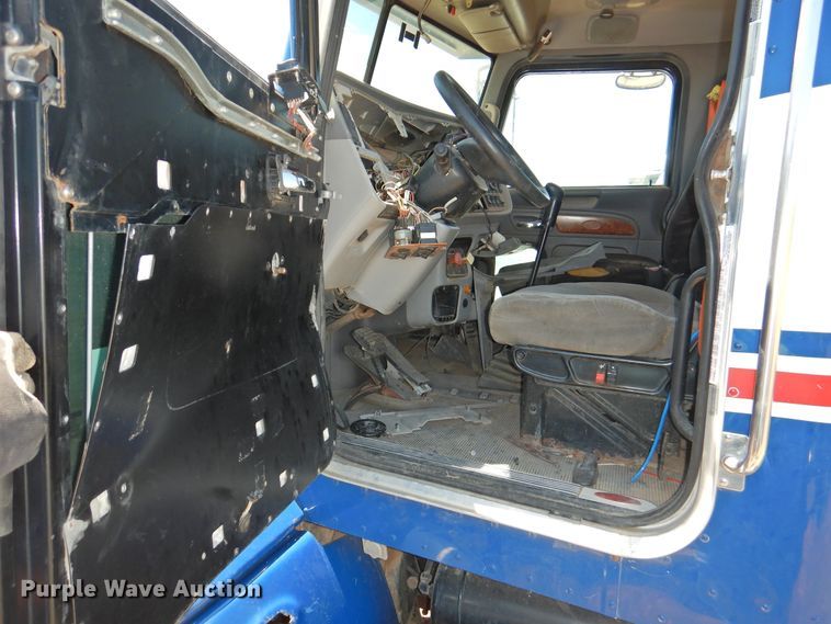 image for item DI0220 2009 Peterbilt 384  semi truck