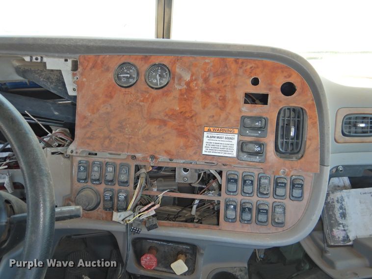 image for item DI0220 2009 Peterbilt 384  semi truck