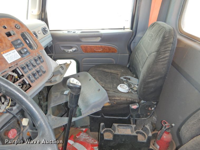 image for item DI0220 2009 Peterbilt 384  semi truck