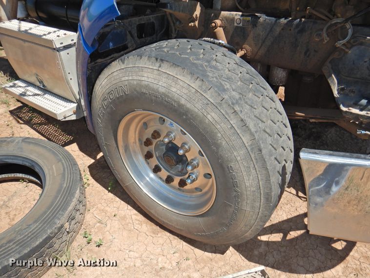 image for item DI0220 2009 Peterbilt 384  semi truck