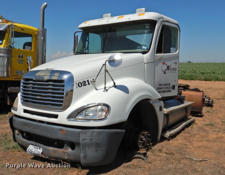 image for item DI0222 2007 Freightliner Columbia 120  semi truck