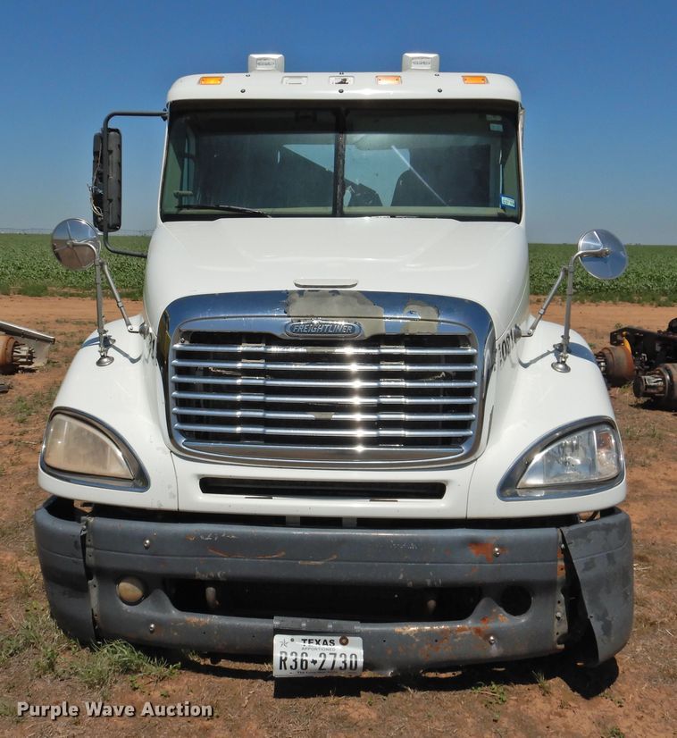 image for item DI0222 2007 Freightliner Columbia 120  semi truck