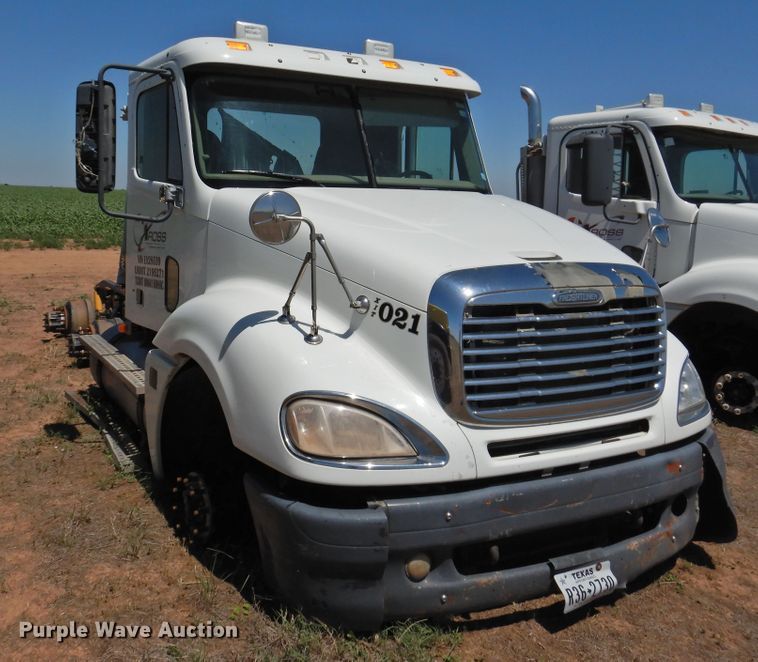 image for item DI0222 2007 Freightliner Columbia 120  semi truck