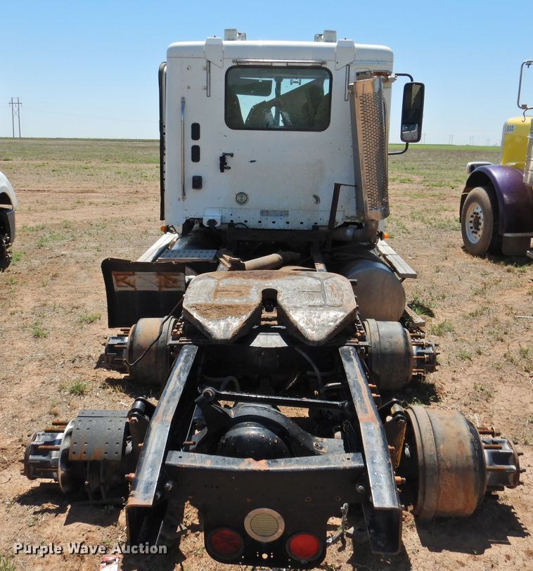 image for item DI0222 2007 Freightliner Columbia 120  semi truck