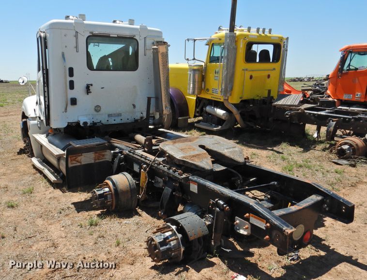 image for item DI0222 2007 Freightliner Columbia 120  semi truck