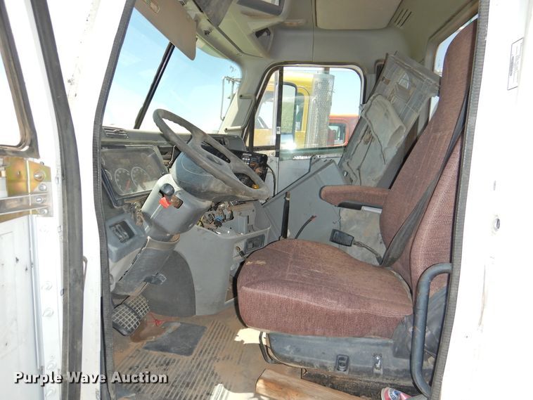 image for item DI0222 2007 Freightliner Columbia 120  semi truck