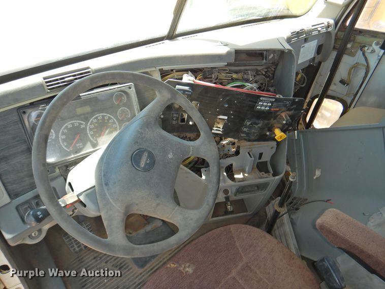 image for item DI0222 2007 Freightliner Columbia 120  semi truck