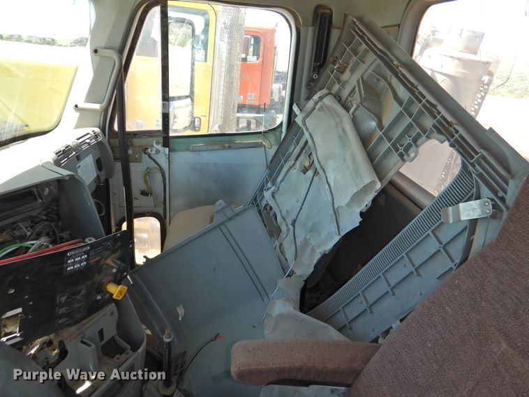 image for item DI0222 2007 Freightliner Columbia 120  semi truck