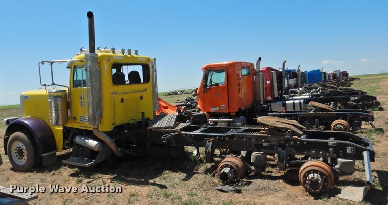 image for item DI0223 2013 Peterbilt 389  semi truck
