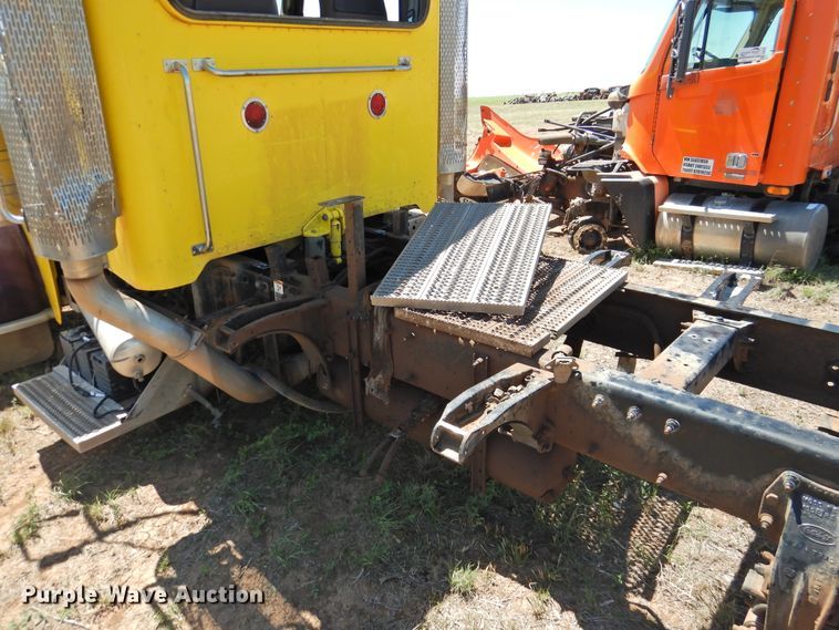 image for item DI0223 2013 Peterbilt 389  semi truck