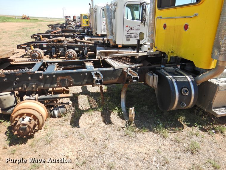 image for item DI0223 2013 Peterbilt 389  semi truck