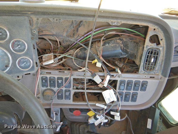 image for item DI0223 2013 Peterbilt 389  semi truck