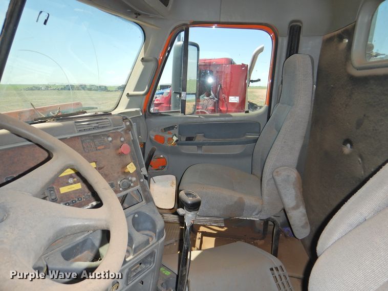 image for item DI0224 2005 Freightliner ST120  semi truck