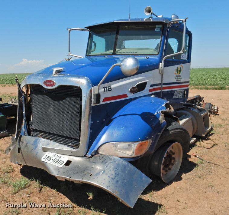 image for item DI0226 2010 Peterbilt 384  semi truck