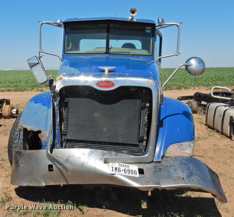 image for item DI0226 2010 Peterbilt 384  semi truck
