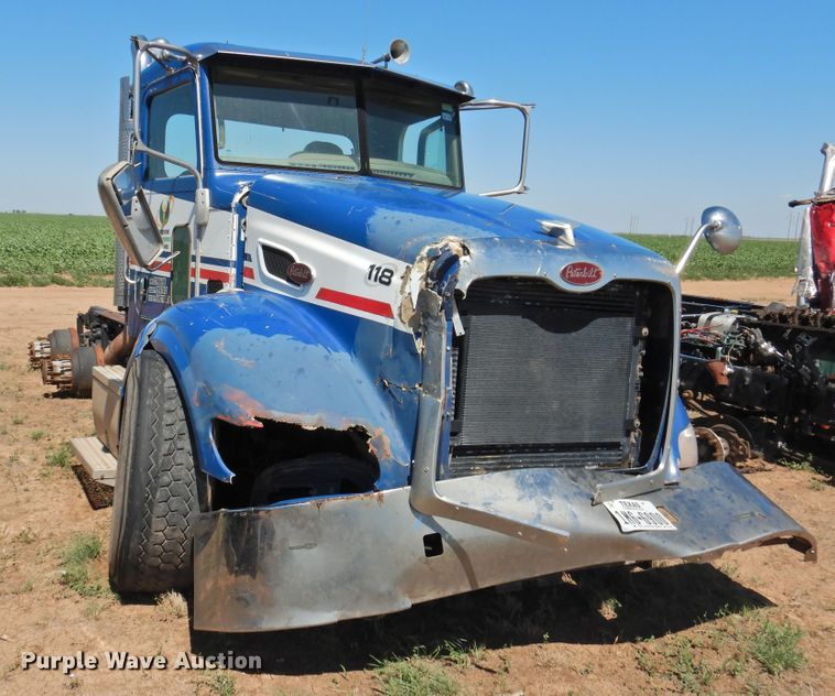 image for item DI0226 2010 Peterbilt 384  semi truck