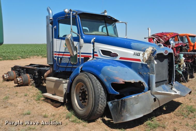 image for item DI0226 2010 Peterbilt 384  semi truck