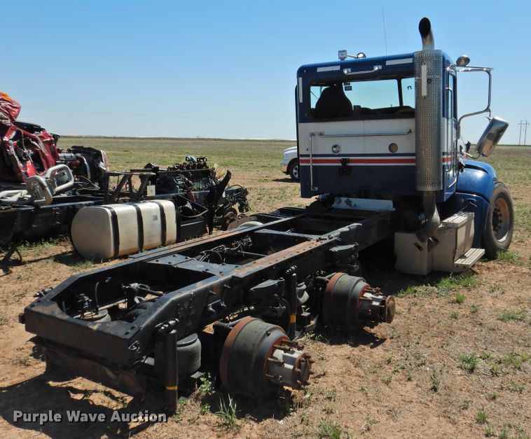 image for item DI0226 2010 Peterbilt 384  semi truck