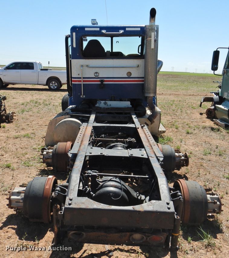 image for item DI0226 2010 Peterbilt 384  semi truck