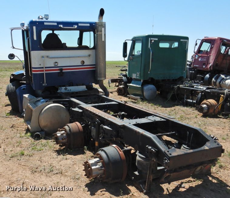 image for item DI0226 2010 Peterbilt 384  semi truck