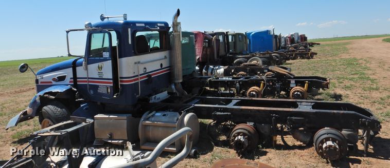 image for item DI0226 2010 Peterbilt 384  semi truck