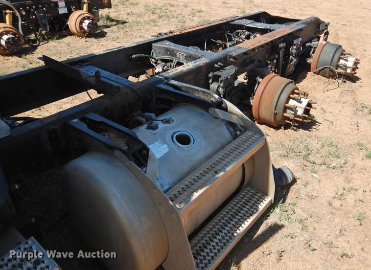 image for item DI0226 2010 Peterbilt 384  semi truck