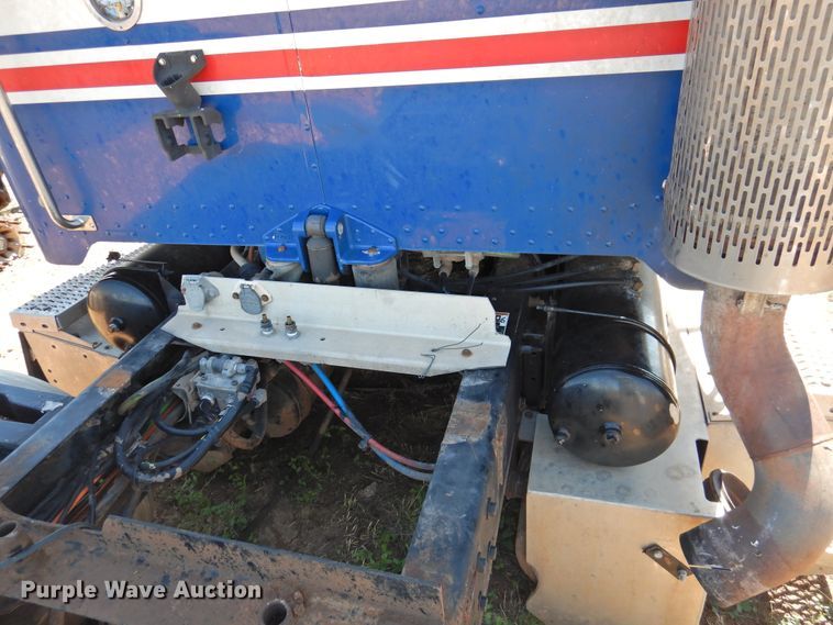 image for item DI0226 2010 Peterbilt 384  semi truck