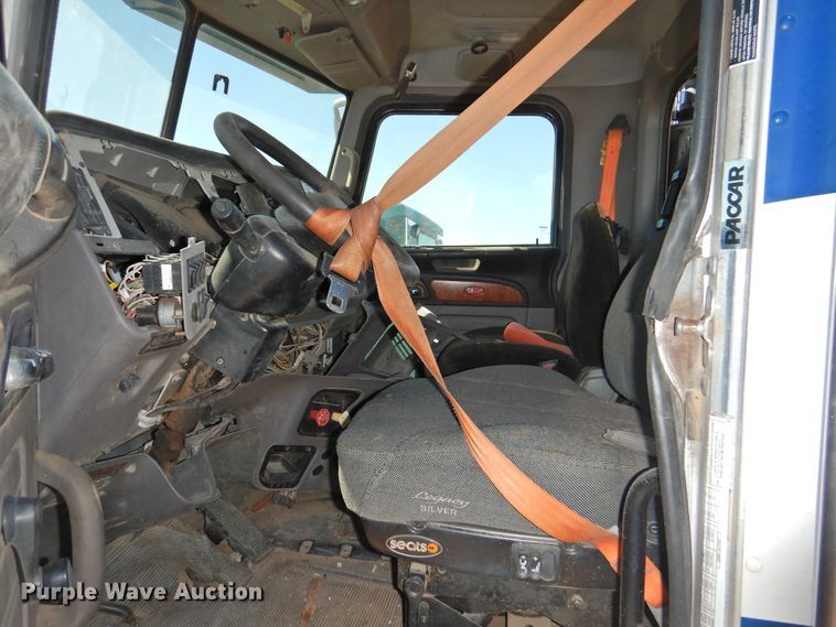 image for item DI0226 2010 Peterbilt 384  semi truck