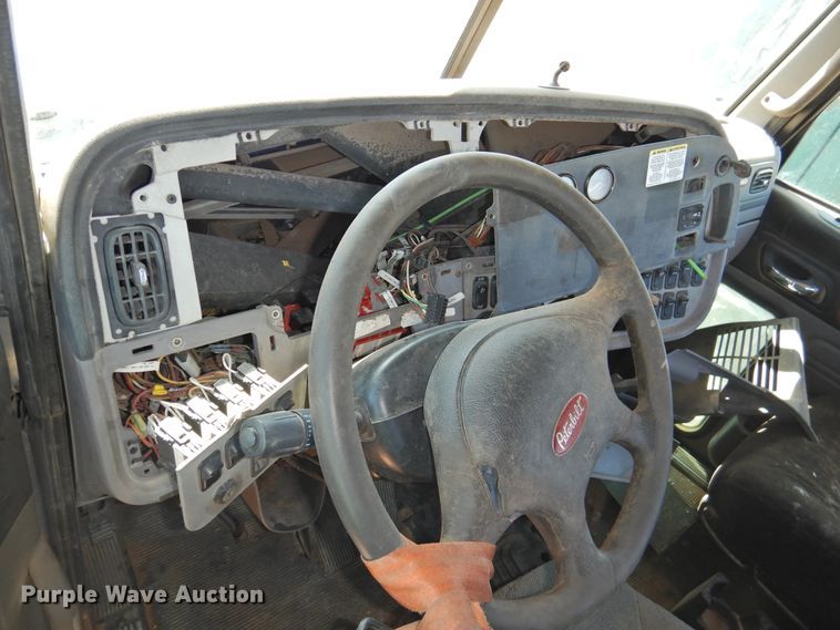 image for item DI0226 2010 Peterbilt 384  semi truck