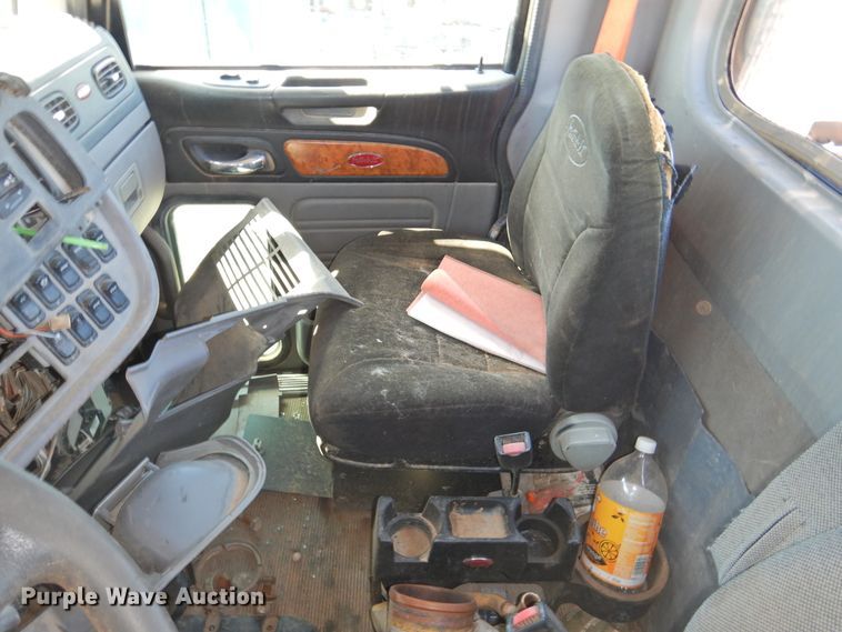 image for item DI0226 2010 Peterbilt 384  semi truck