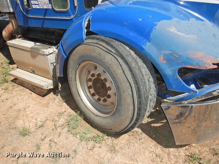 image for item DI0226 2010 Peterbilt 384  semi truck