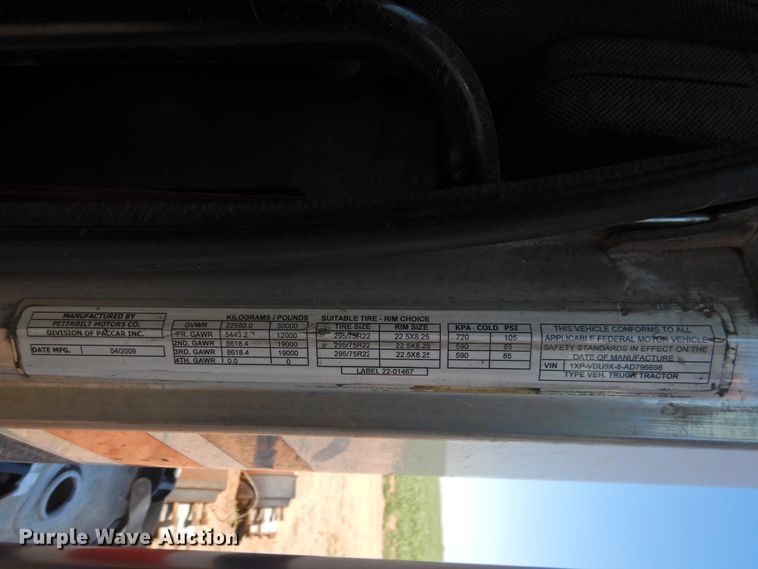 image for item DI0226 2010 Peterbilt 384  semi truck