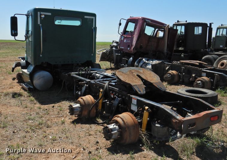 image for item DI0227 2007 Freightliner ST120  semi truck