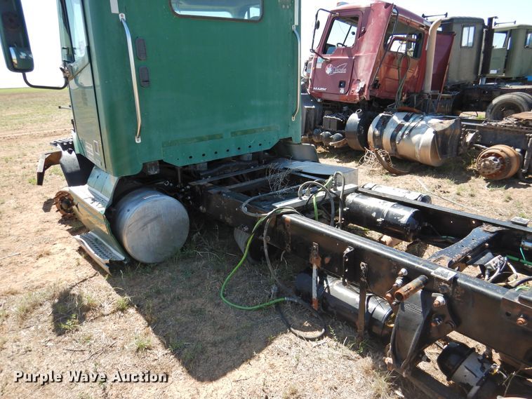 image for item DI0227 2007 Freightliner ST120  semi truck