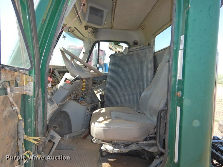 image for item DI0227 2007 Freightliner ST120  semi truck