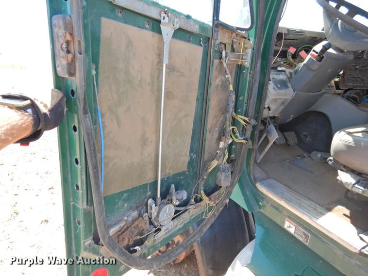 image for item DI0227 2007 Freightliner ST120  semi truck