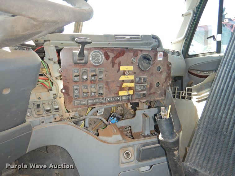 image for item DI0227 2007 Freightliner ST120  semi truck