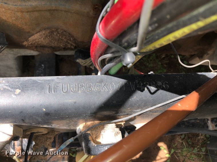 image for item DI0227 2007 Freightliner ST120  semi truck