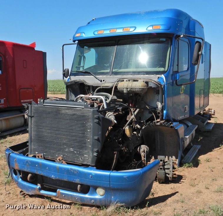 image for item DI0231 2005 Freightliner Columbia 120  semi truck