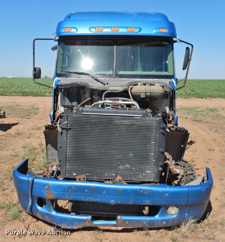 image for item DI0231 2005 Freightliner Columbia 120  semi truck