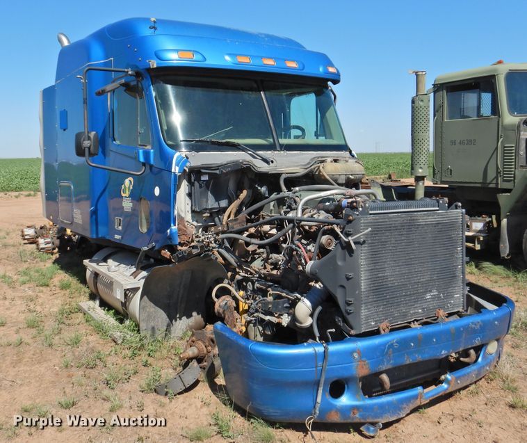 image for item DI0231 2005 Freightliner Columbia 120  semi truck